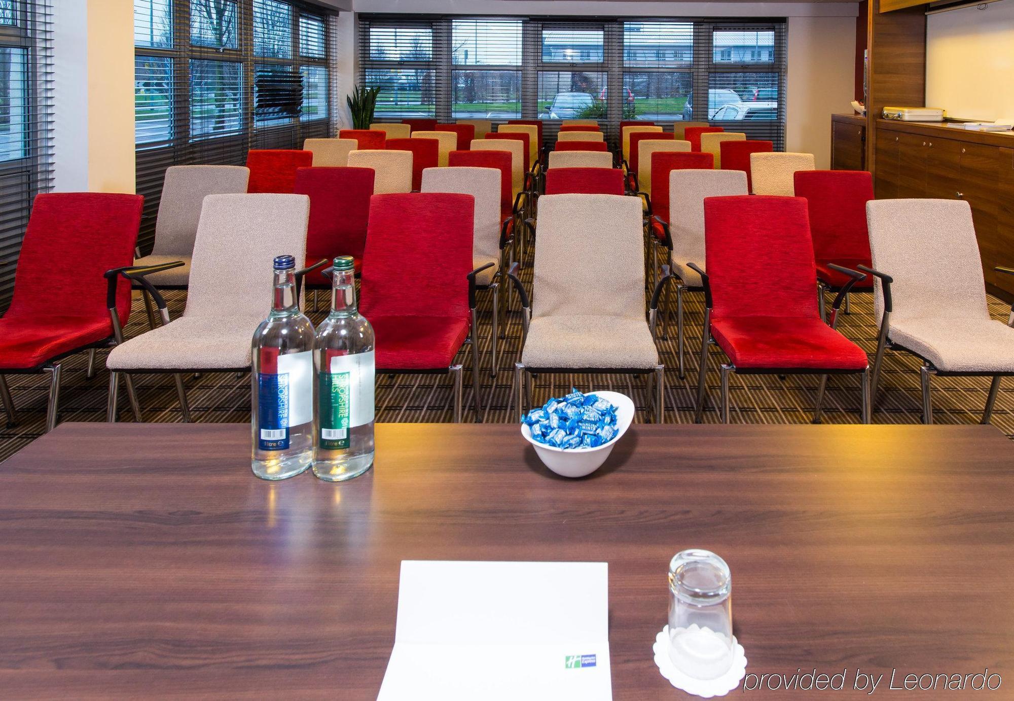 Holiday Inn Express East Midlands Airport By Ihg Castle Donington Dış mekan fotoğraf