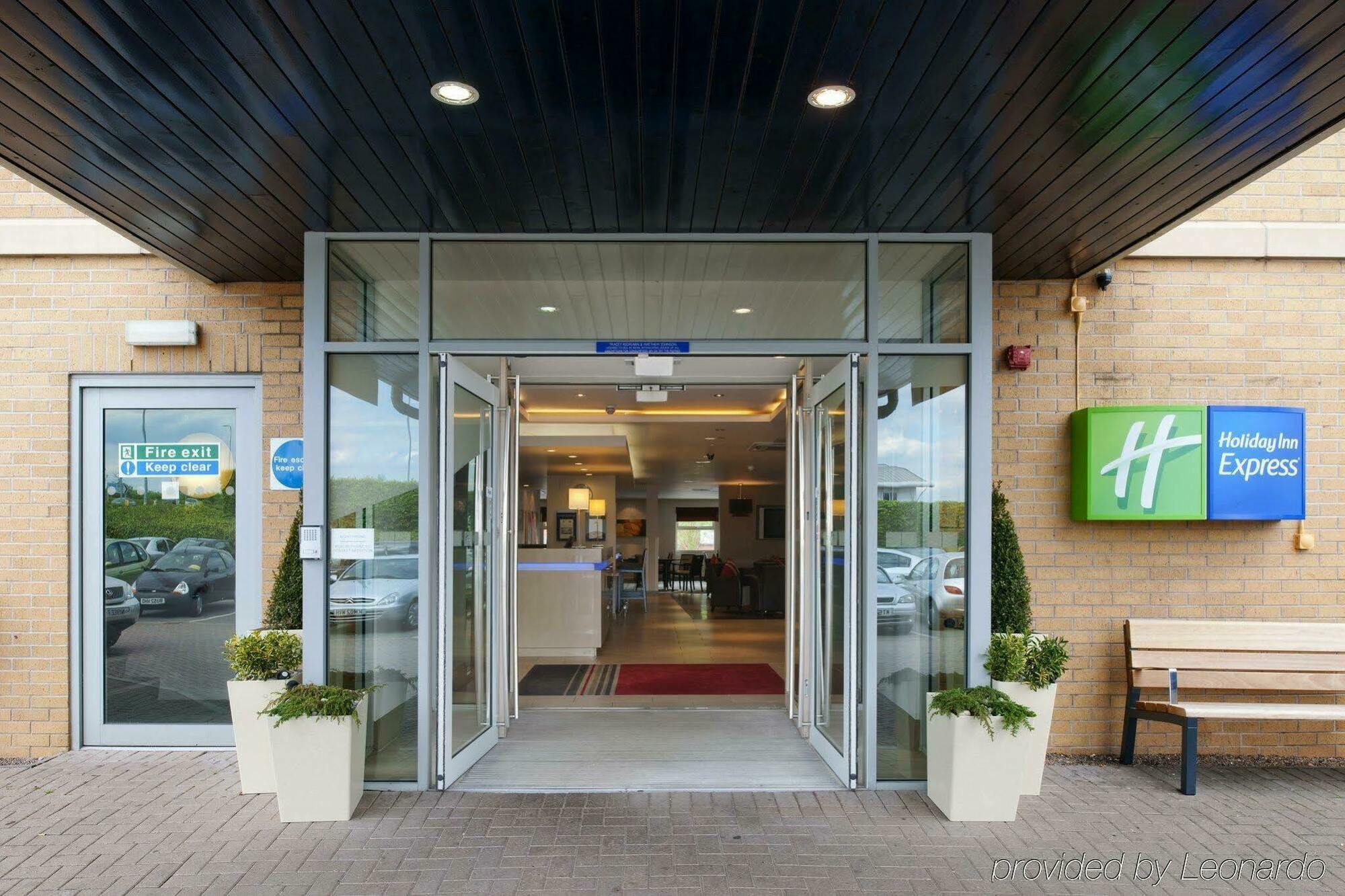 Holiday Inn Express East Midlands Airport By Ihg Castle Donington Dış mekan fotoğraf