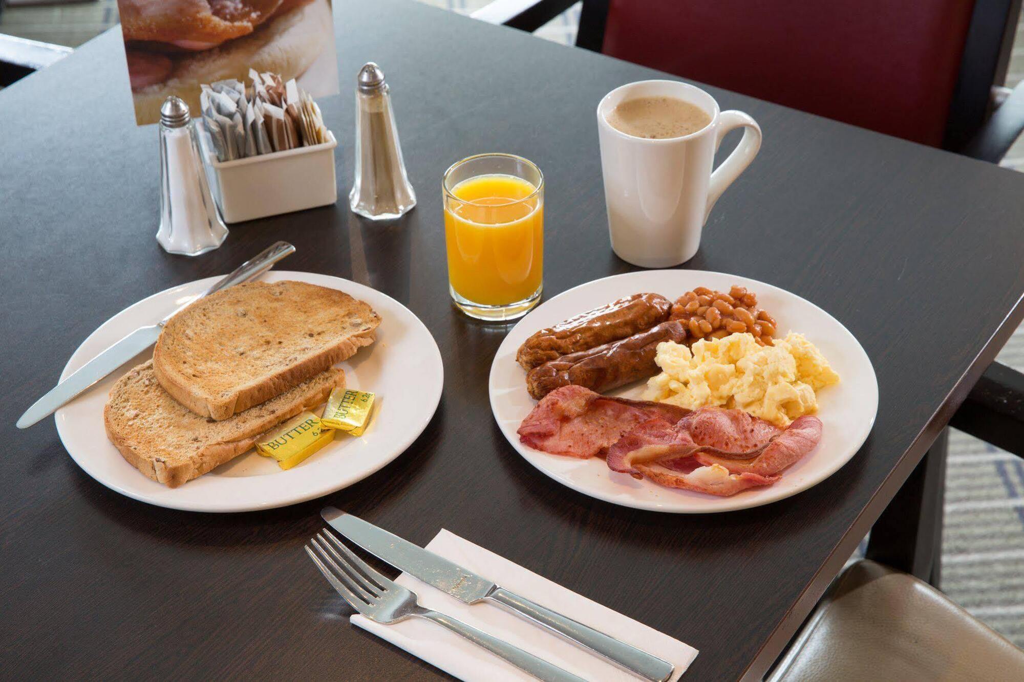 Holiday Inn Express East Midlands Airport By Ihg Castle Donington Dış mekan fotoğraf